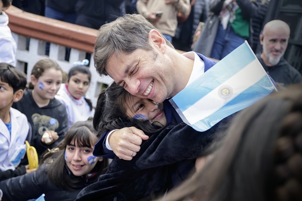 Kicillof encabezó la ceremonia de promesa a la bandera nacional de estudiantes bonaerenses