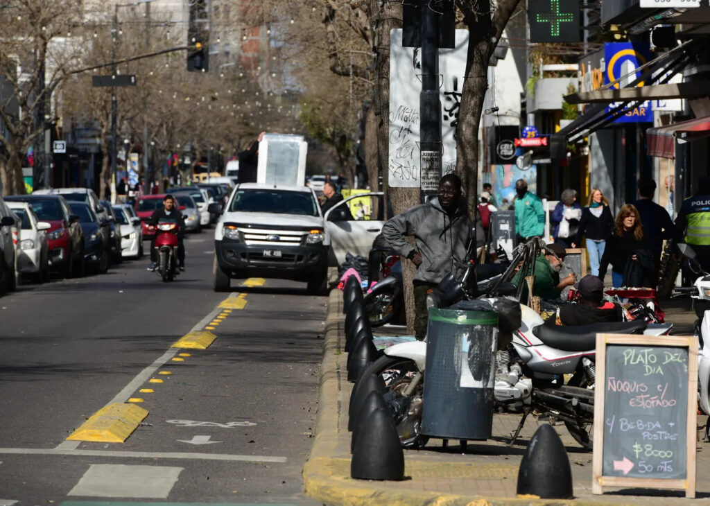 Venta ambulante: la comunidad senegalesa adhirió al programa de la Municipalidad de La Plata y deja las calles