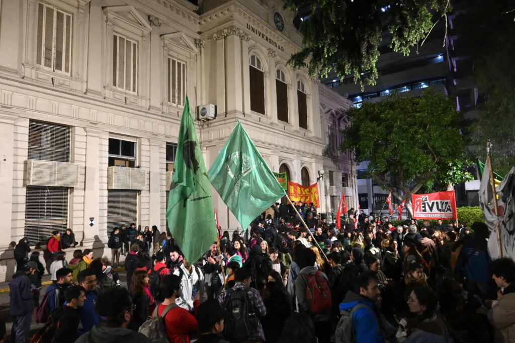 Estudiantes de la UNLP permanecerán toda la noche en el Rectorado contra el veto de Javier Milei
