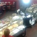 Video: asaltaron una panadería de Barrio Norte a plena luz del día y amenazaron a la empleada con un arma