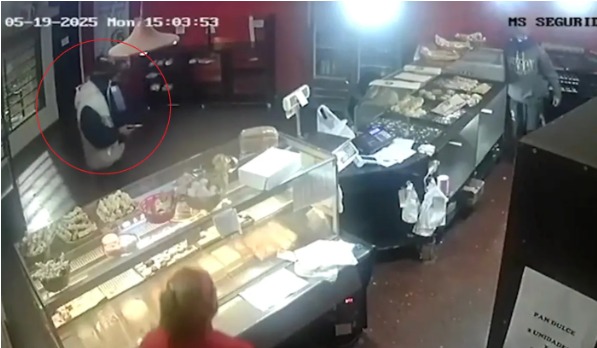 Video: asaltaron una panadería de Barrio Norte a plena luz del día y amenazaron a la empleada con un arma