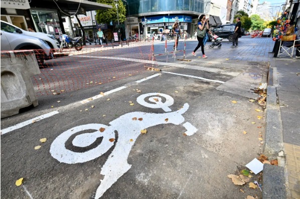 Prohíben estacionar motos en las veredas del centro de La Plata y ya funcionan los nuevos espacios exclusivos