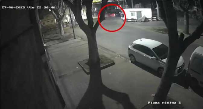 El impresionante video del accidente de tránsito entre dos autos en el paso a nivel de 1 y 38 de La Plata