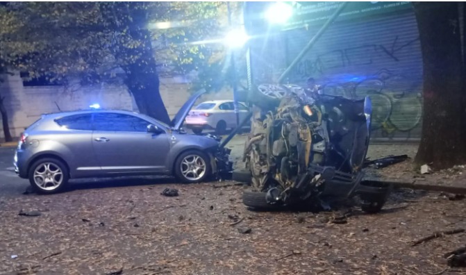 Impresionante choque y vuelco en el centro de La Plata terminó con un hombre herido