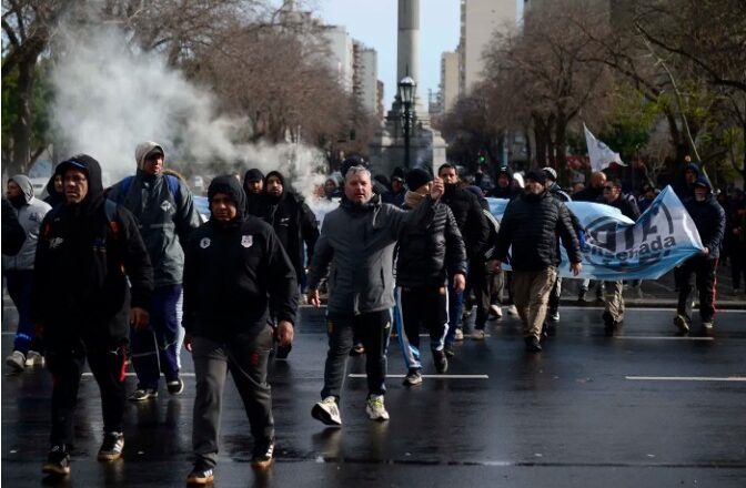 Trabajadores del Astillero Río Santiago marcharon hasta La Plata para exigir aumento salarial