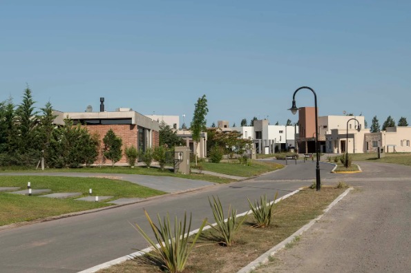 Un exclusivo barrio privado de La Plata perderá el acceso a los subsidios de luz y gas