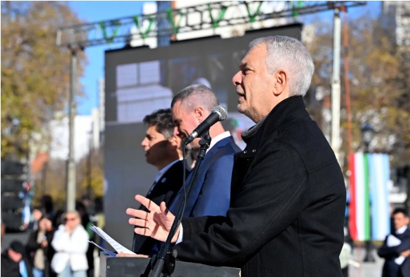 Julio Alak reinauguró la plaza Italia: “Hoy recupera todo su esplendor”