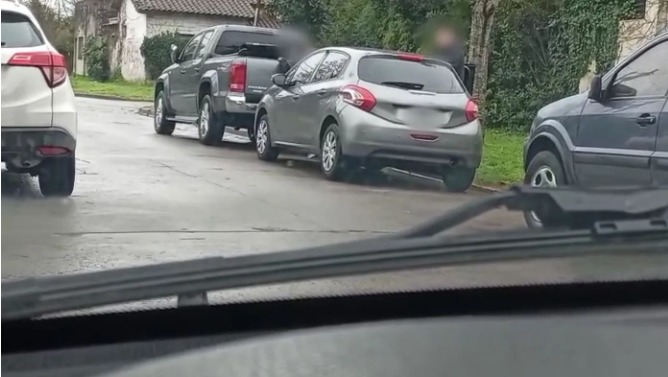 Robarruedas atacaron en City Bell y fueron filmados en plena acción