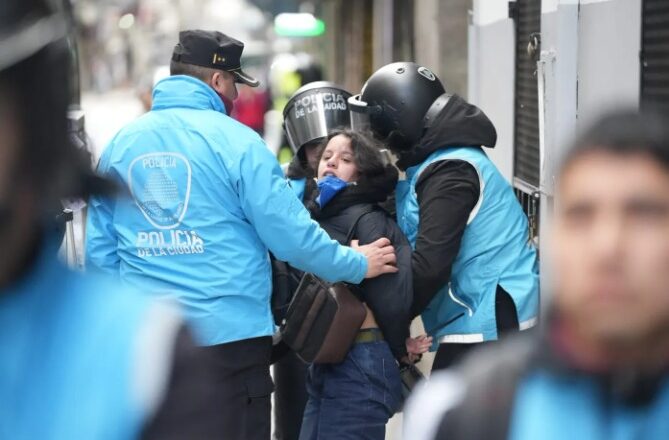 Detuvieron a dos fotoperiodistas de La Plata en la marcha de jubilados en el Congreso