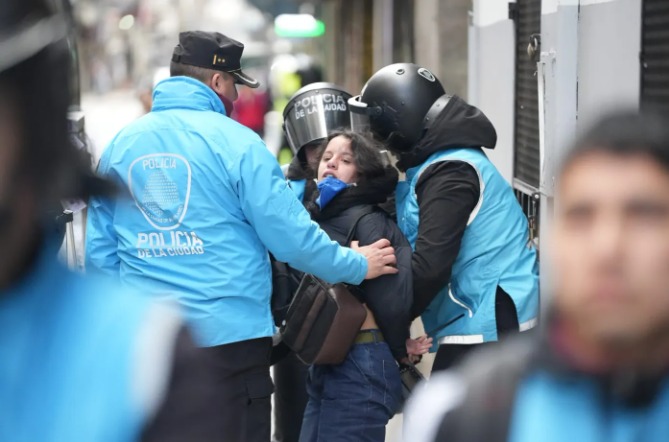 Detuvieron a dos fotoperiodistas de La Plata en la marcha de jubilados en el Congreso