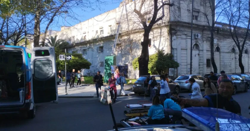 Una motociclista lucha por su vida en La Plata tras sufrir un gravísimo accidente de tránsito