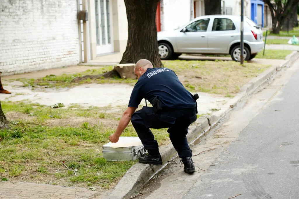 Investigan en Los Hornos el hallazgo de huesos humanos en el fondo de una casa