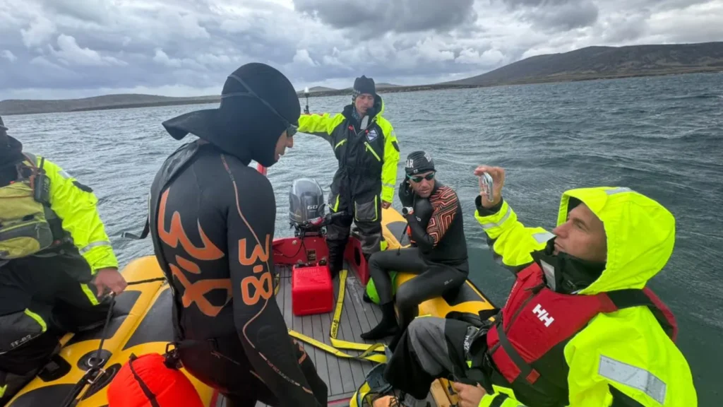 La histórica travesía de un nadador de La Plata que unió las Islas Malvinas a través del Estrecho de San Carlos