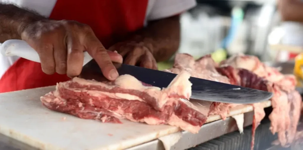 Con nuevo tope de reintegro, la Cuenta DNI renovó el descuento en carnicerías y confirmó qué día aplicará