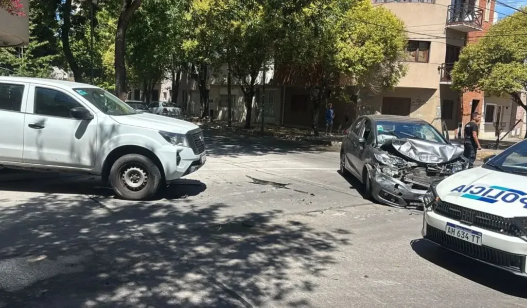 Violento asalto en La Plata robo un auto con dos personas dentro, chocó y escapó corriendo