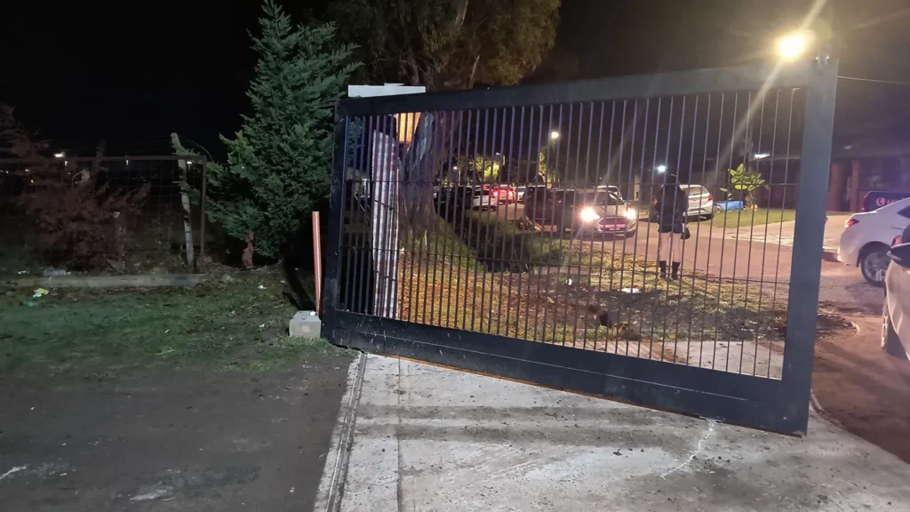 Un portón cayó sobre una joven durante un festejo en Los Tilos y la chica terminó en el hospital