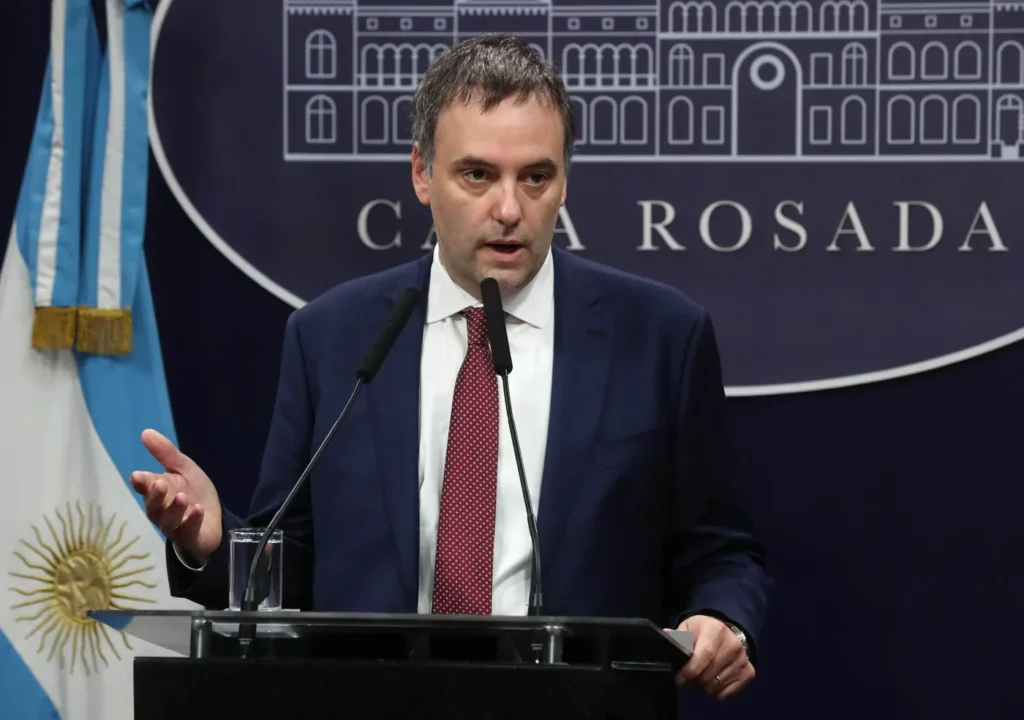 Manuel Adorni retomó sus conferencias de prensa y habló del polémico viaje a Nueva York con su esposa