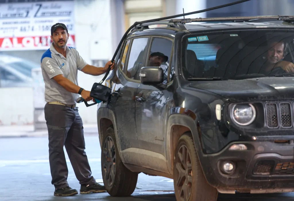 YPF se mantiene firme y asegura que los combustibles no subirán pese a la escalada del barril de petróleo