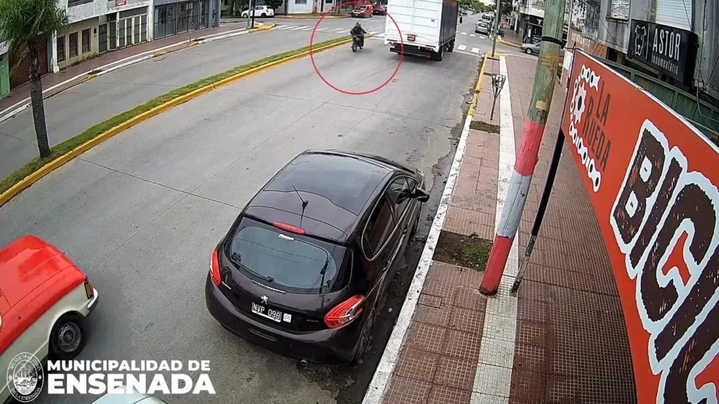 un motociclista terminó en el techo de un auto en Ensenada tras un brutal accidente de tránsito