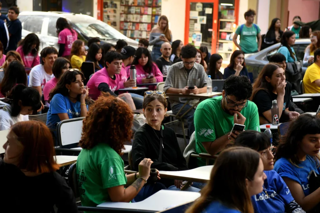Estudiantes y docentes de la UNLP hicieron una clase pública frente a la casa de Manuel Adorni en La Plata