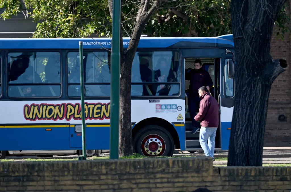 ¿Cómo sigue la adjudicación del sistema de micros en La Plata tras la postergación?