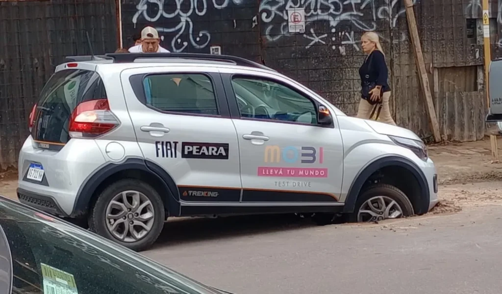En una semana, dos autos se encajaron en un pozo de ABSA sin señalizar en pleno centro de La Plata