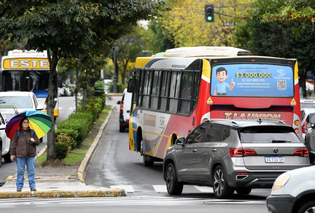 Planean sancionar a las empresas de micros por la reducción de los servicios en La Plata