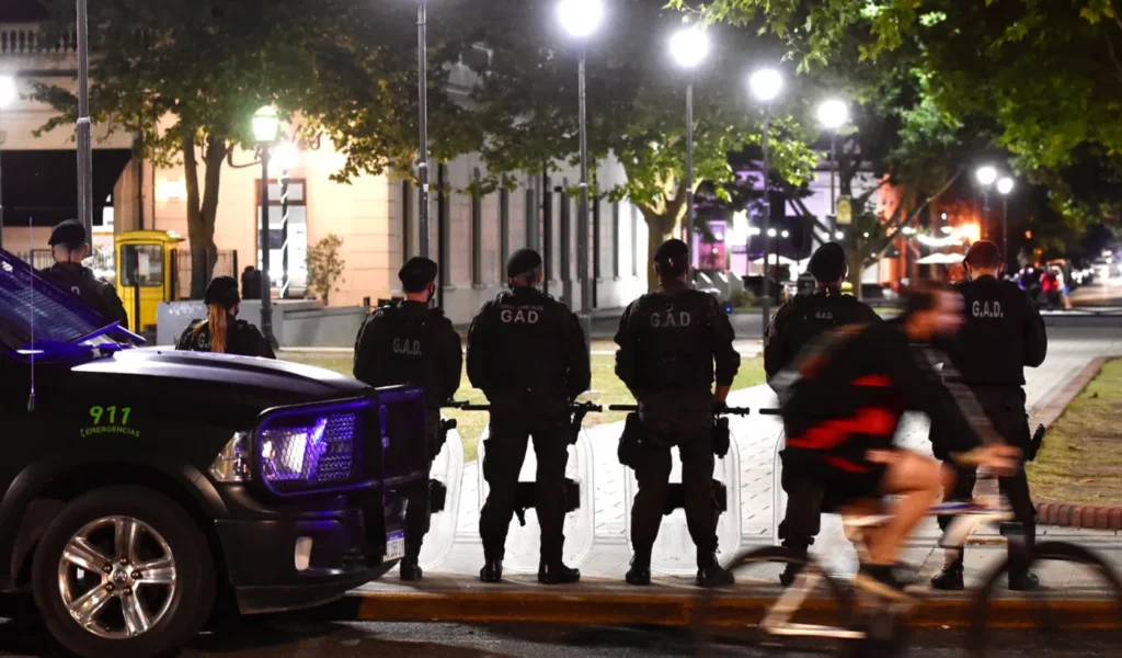 El enrejado nocturno de Plaza Islas Malvinas abrió una grieta en la oposición y la Libertad Avanza lo rechaza