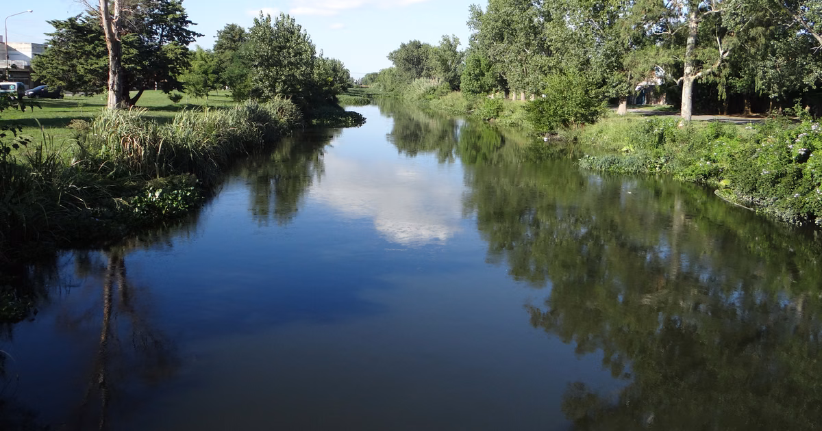 Rescataron a un hombre que cayó a un canal de Berisso y quedó atrapado en el barro hasta el cuello