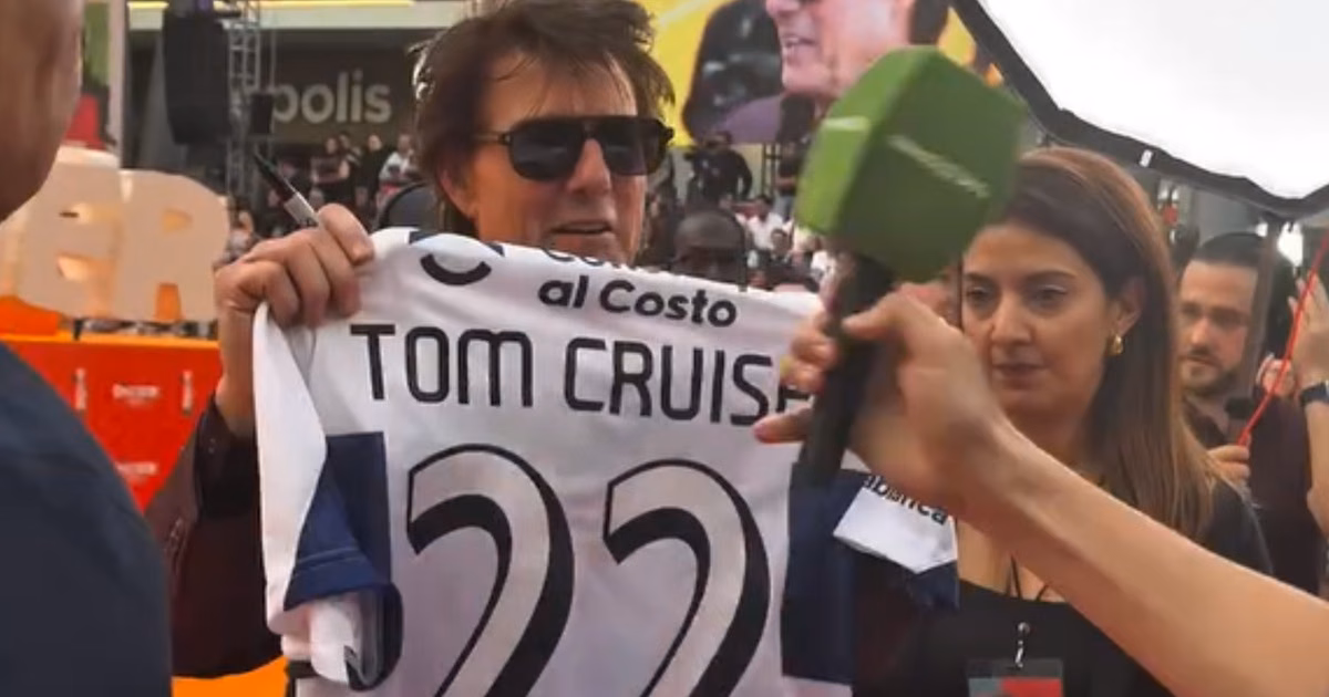 Tom Cruise tripero: el actor recibió la camiseta de Gimnasia y sorprendió con la reacción