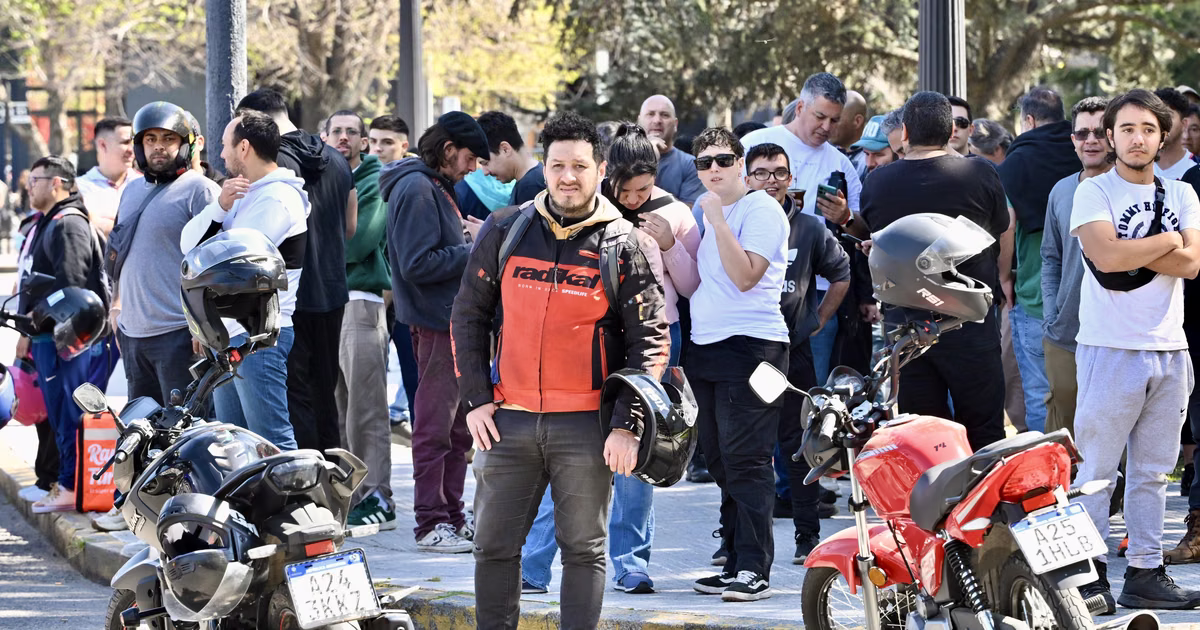 Taxistas y conductores de aplicaciones de La Plata llegaron a una tregua tras el cruce en la Municipalidad