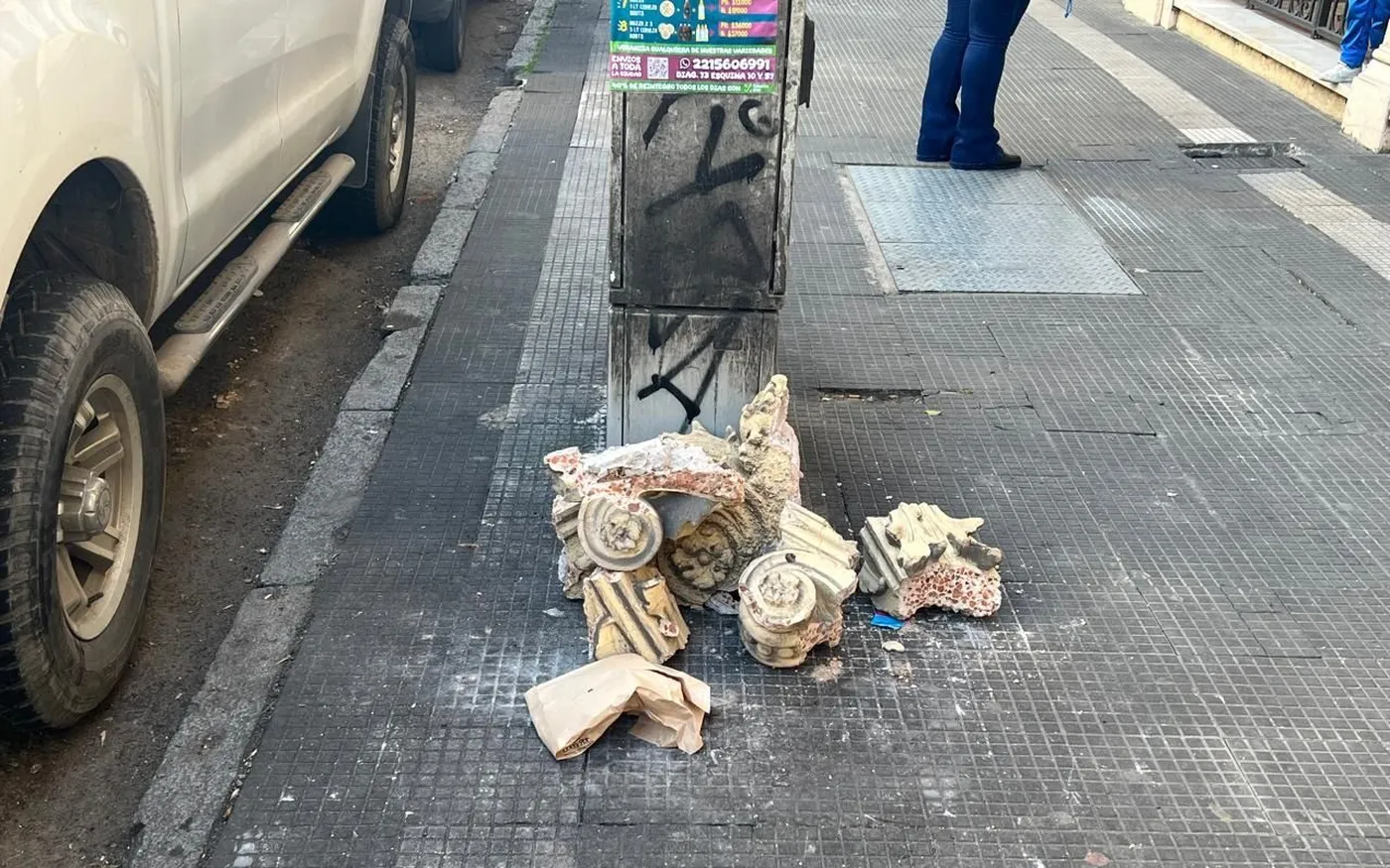 Se cayó un pedazo de mampostería en pleno centro de La Plata, a metros de una escuela