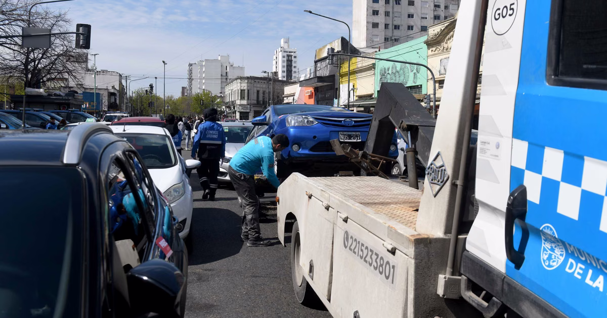 Remiseros de La Plata cruzaron a Uber, DiDi y Cabify y afirman que no necesitan otra regulación para trabajar