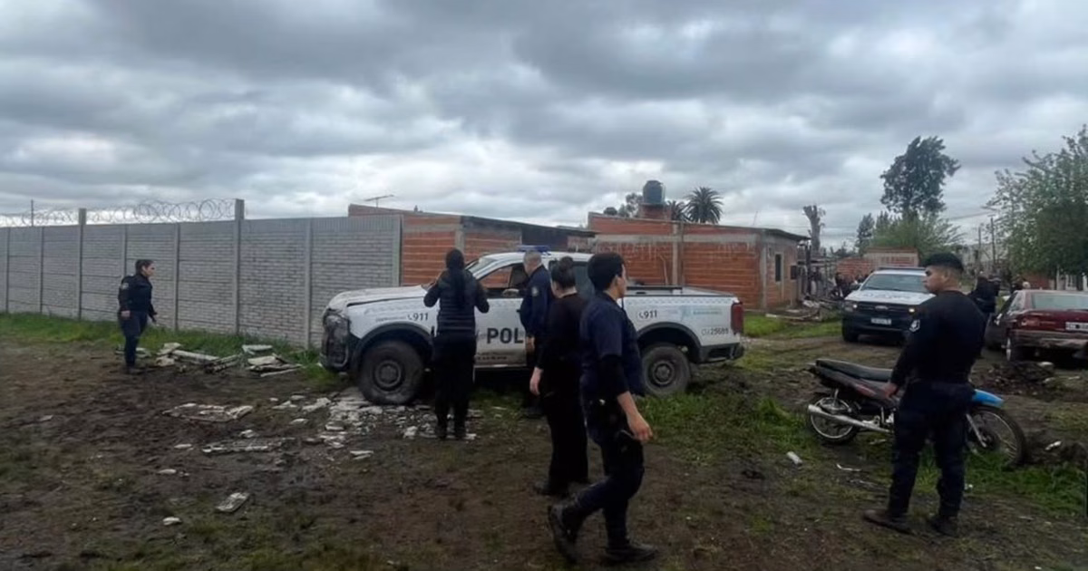 Video: un patrullero se incrustó contra un club de La Plata en medio de una persecución