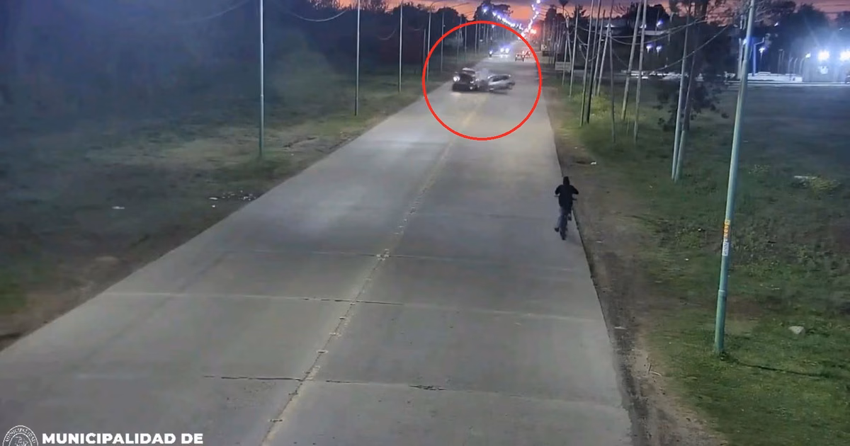 Perdió el control de su auto en Ensenada, se cruzó de carril y casi causa una tragedia vial