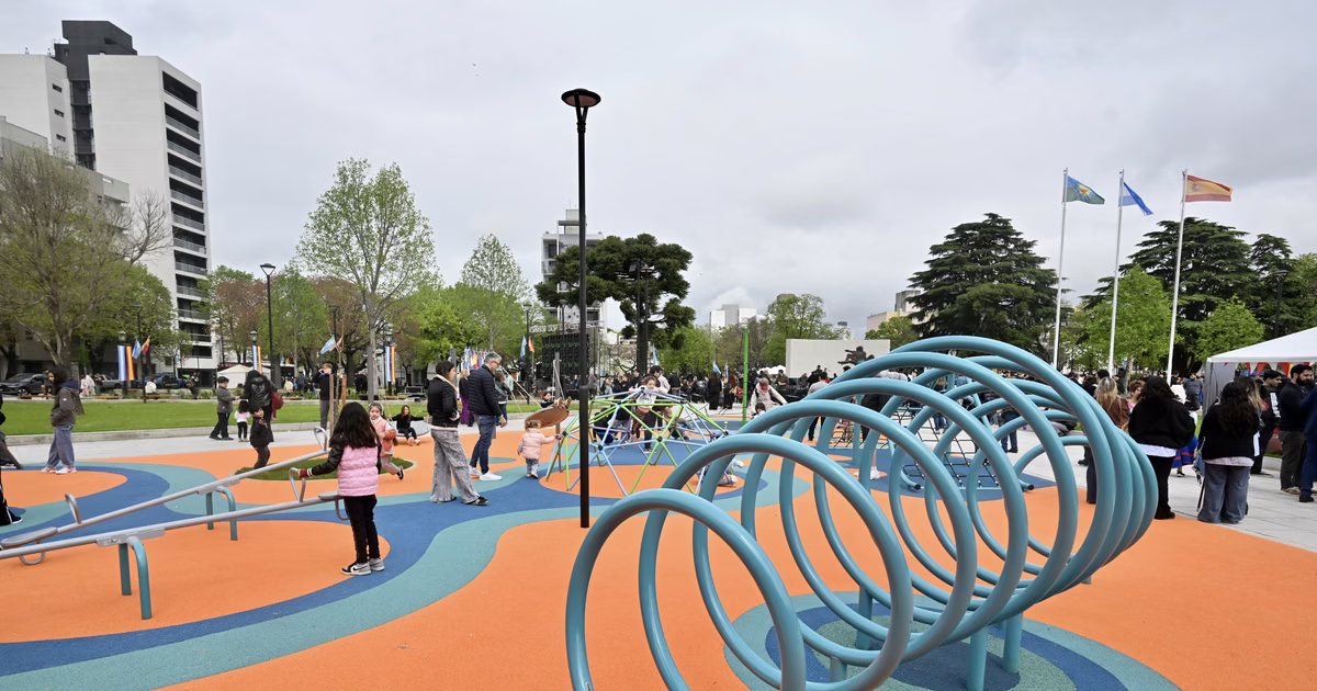 Tras meses de obras, se inauguró la renovación de Plaza España y se espera una tarde shows gratuitos
