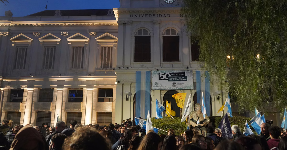 Las familias de la Escuela Anexa acompañan la Marcha Federal Universitaria concentrando en La Plata