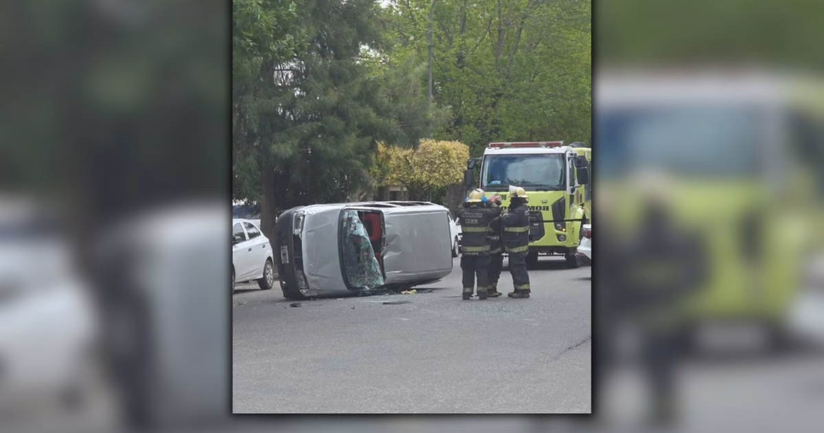 Un fuerte choque en La Plata terminó con una camioneta volcada y un operativo de Bomberos