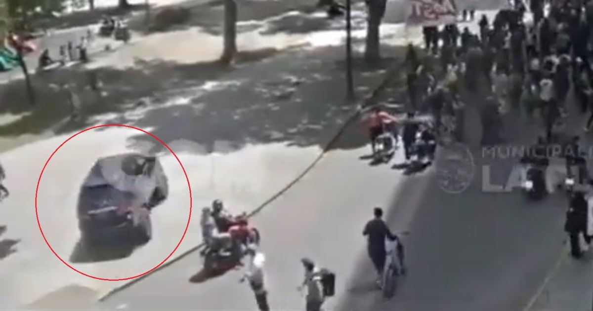 Revelan un nuevo video del conductor que subió a Plaza Moreno con su camioneta: podrían sacarle la licencia